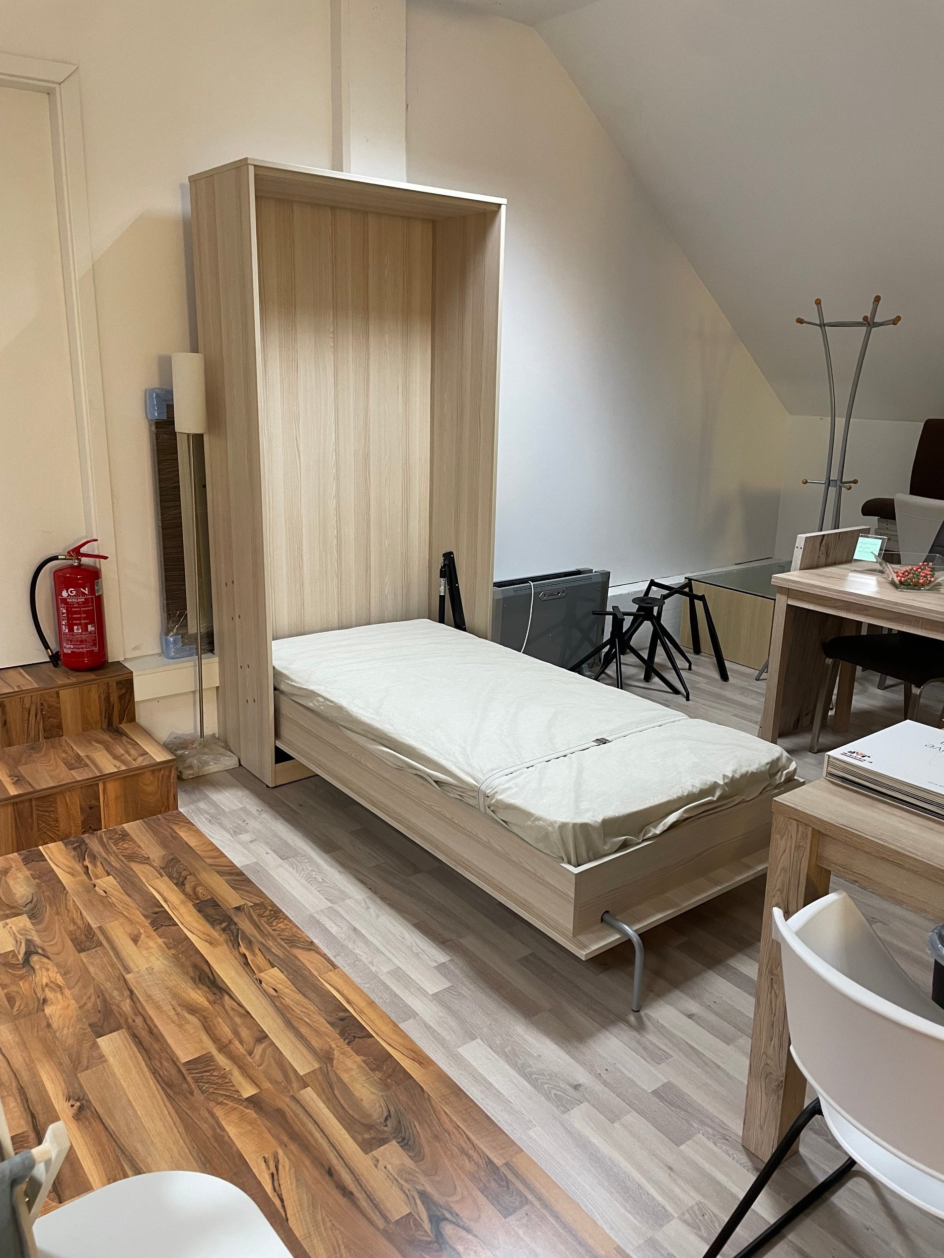 ODPRODAJA Dvižna postelja v omari 190 x 90 cm